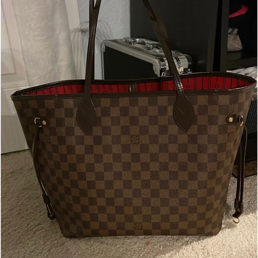 Louis Vuitton Neverfull Damier MM
Canvas Tote Bag - Picture 2 of 4